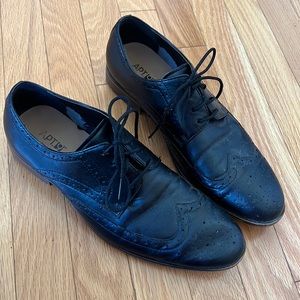 Men’s black wingtip dress shoes